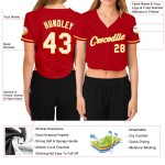 Beschnittenes weiß-goldenes rotes Baseball-Trikot für Damen mit V-Ausschnitt Beschnittenes weiß-goldenes rotes Baseball-Trikot für Damen mit V-Ausschnitt